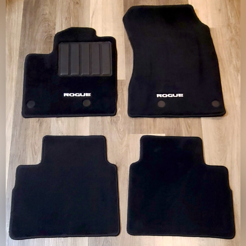 2020-2024 Nissan Rogue floor mats